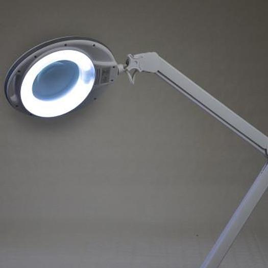 3-DIOPTER MAGNIFYING LAMP ON WHEELS