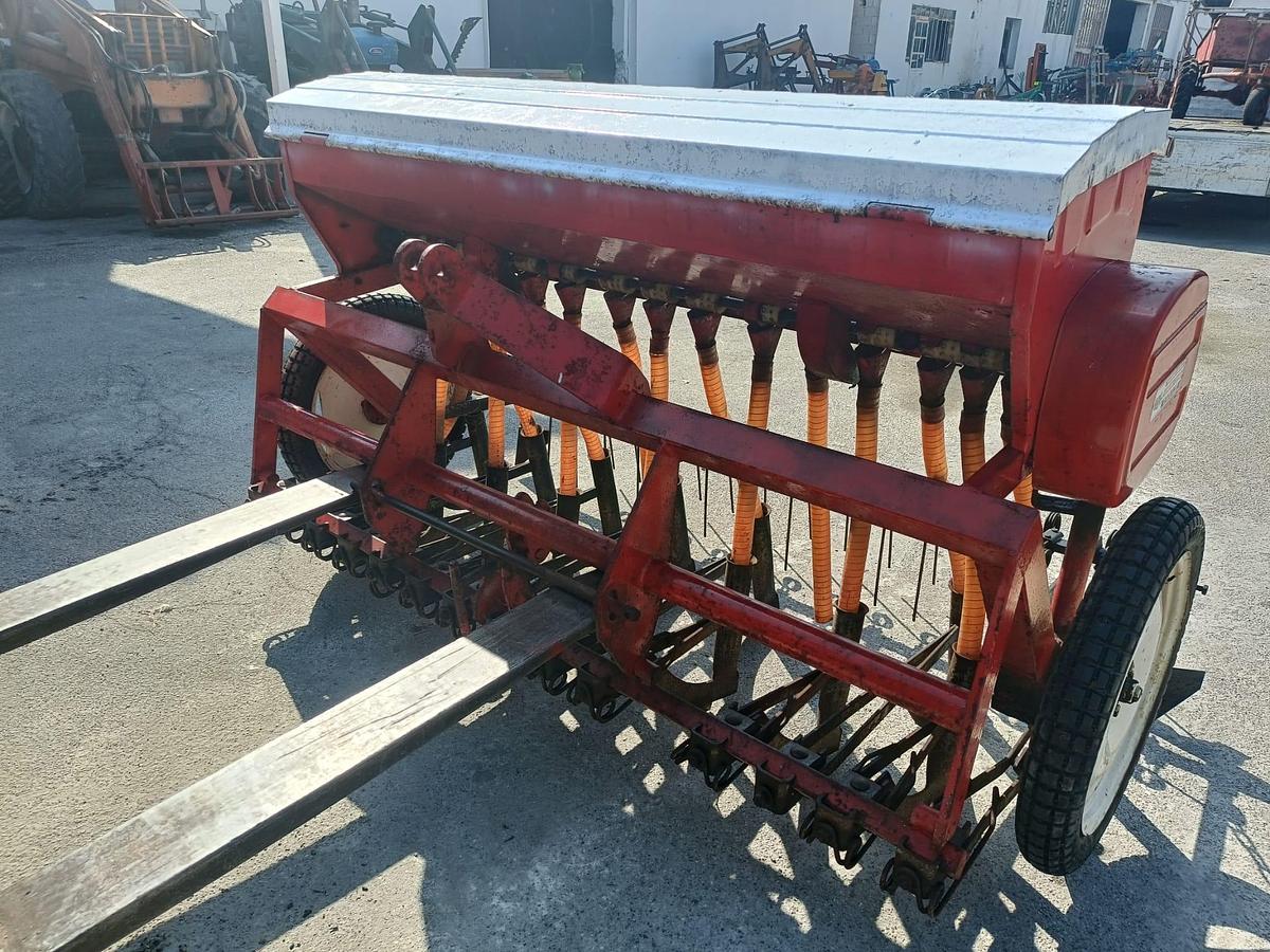 Usato Seminatrice da grano o semi piccoli- marca Carraro- da 2 metri