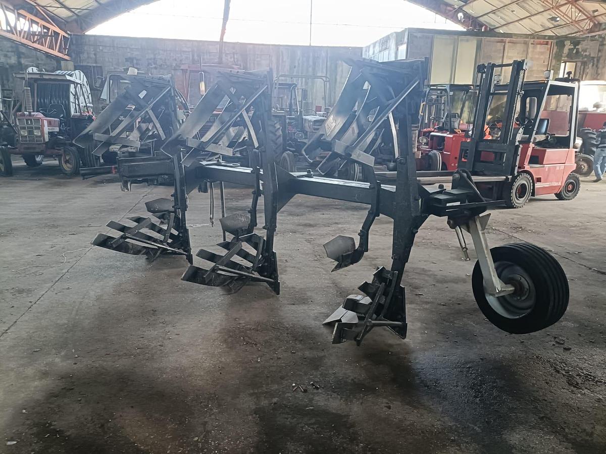 Usato Aratro trivomere con ali a stecche- tutto idraulico- variabile