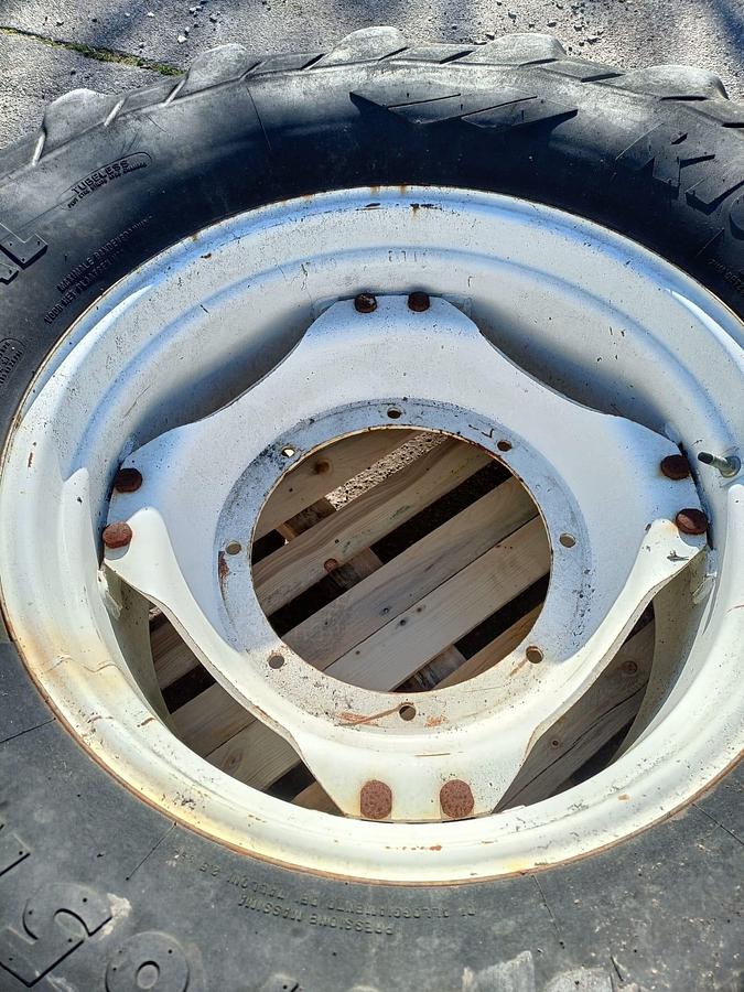 Usato Gomme varie per trattore agricolo o rimorchio (3)