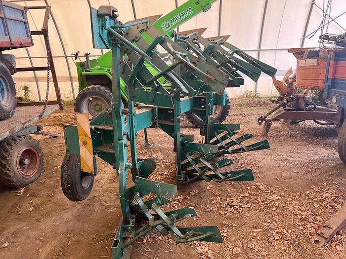 Usato Aratro trivomere Pietro Moro con ali a stecche