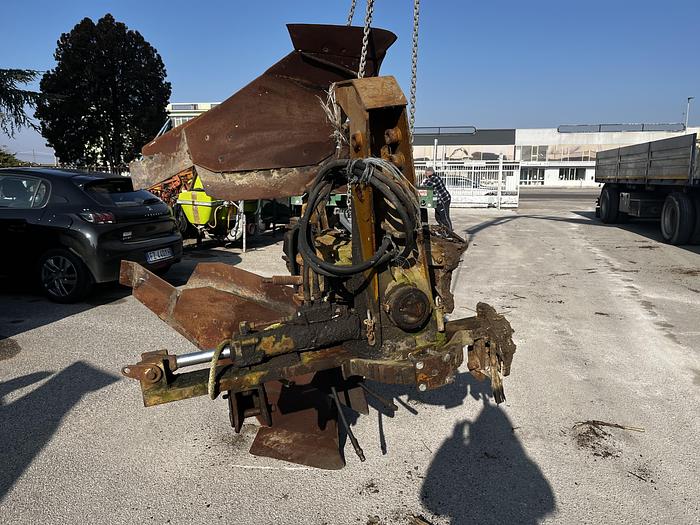 Usato Aratro monovomere Moro con giravolta idraulica