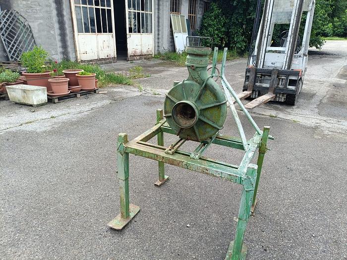 Usato Pompa marca Mellini Martignoni con cavalletto