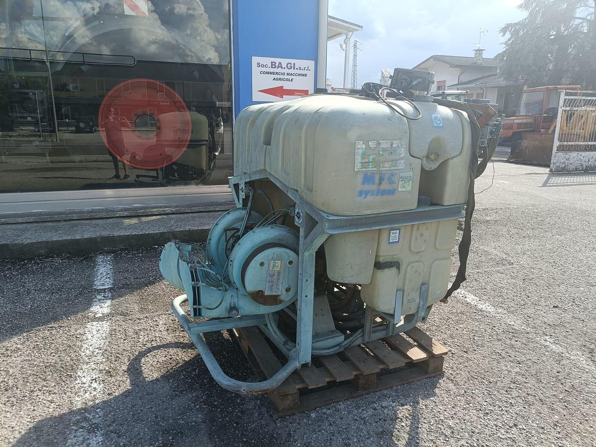 Usato Botte per trattamenti MFC da 650L-per vigneto o frutteto