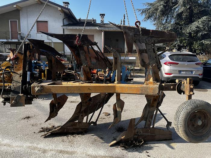 Usato Aratro Bivomere Moro pistone antirbalt. idraulico