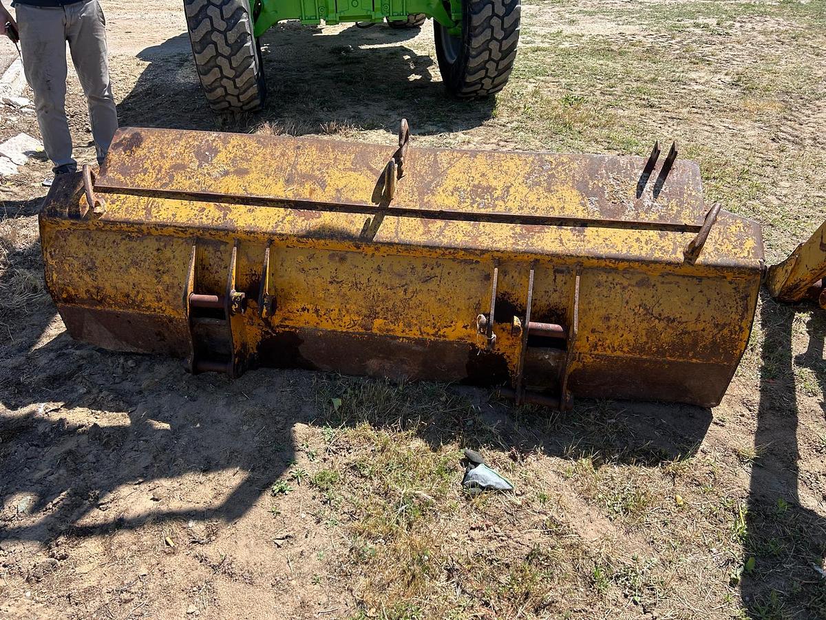 Usato Caricatore John Deere con benna