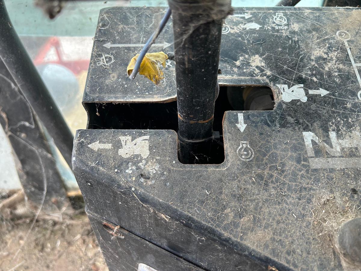 Usato Trincia semovente Ford New Holland 2305 con barra