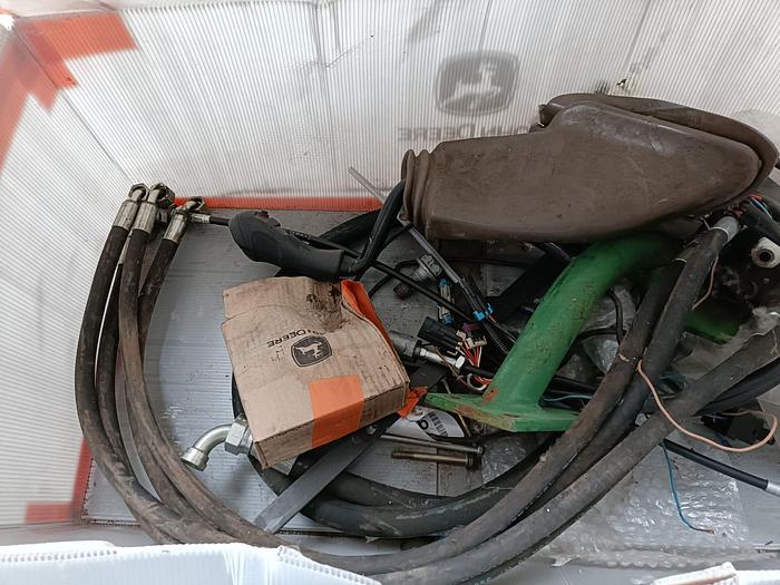 Usato Caricatore John Deere 583 con staffe e joystick