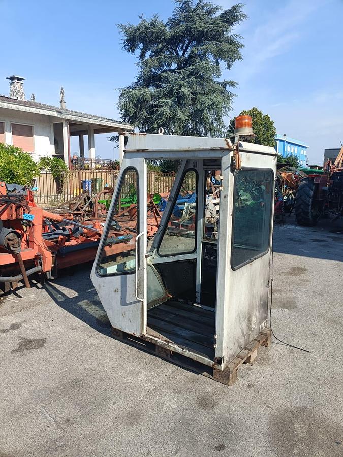 Usato cabina per escavatore o carica letame