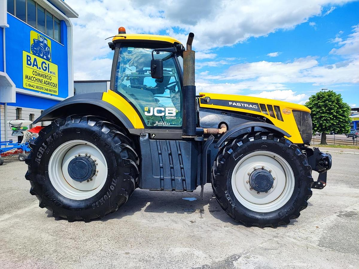 Usato JCB Fastrac 8250- freni ad aria 200q- 70 km h