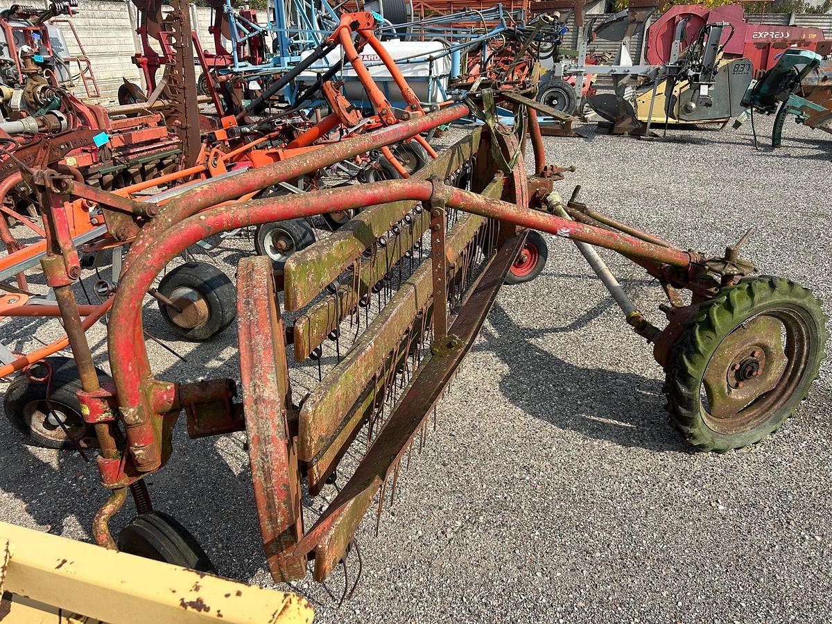 Usato Ranghinatrice voltafieno marca Fort F2 trainata