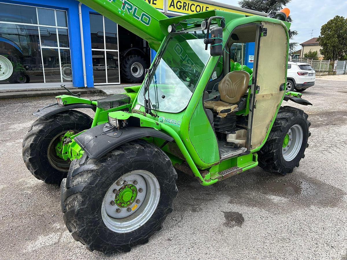 Usato telescopico Merlo P 28.6 con forche da bancali