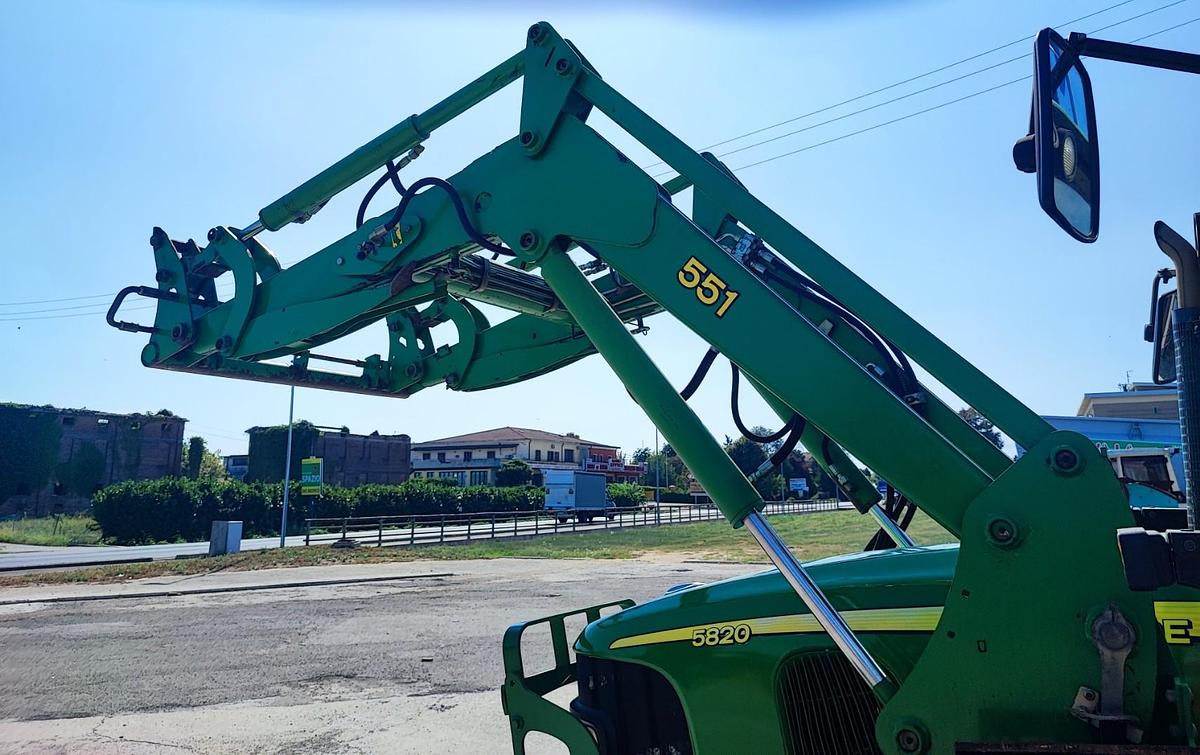 Usato John Deere 5820 caricatore JD 551
