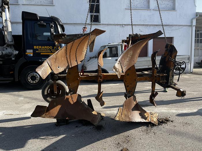 Usato Aratro Bivomere Moro pistone antirbalt. idraulico