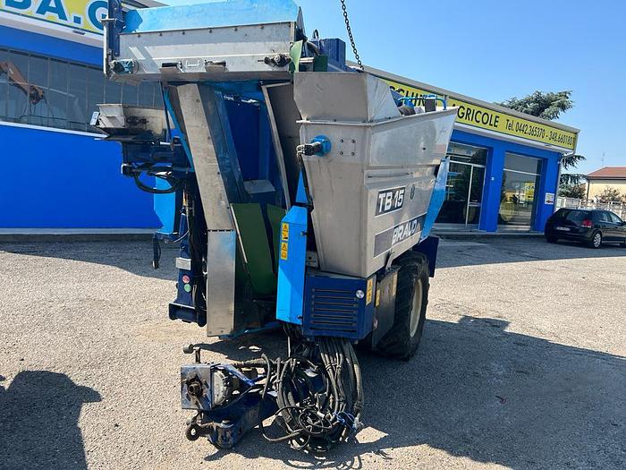 Usato Vendemmiatrice trainata New Holland braud TB 15