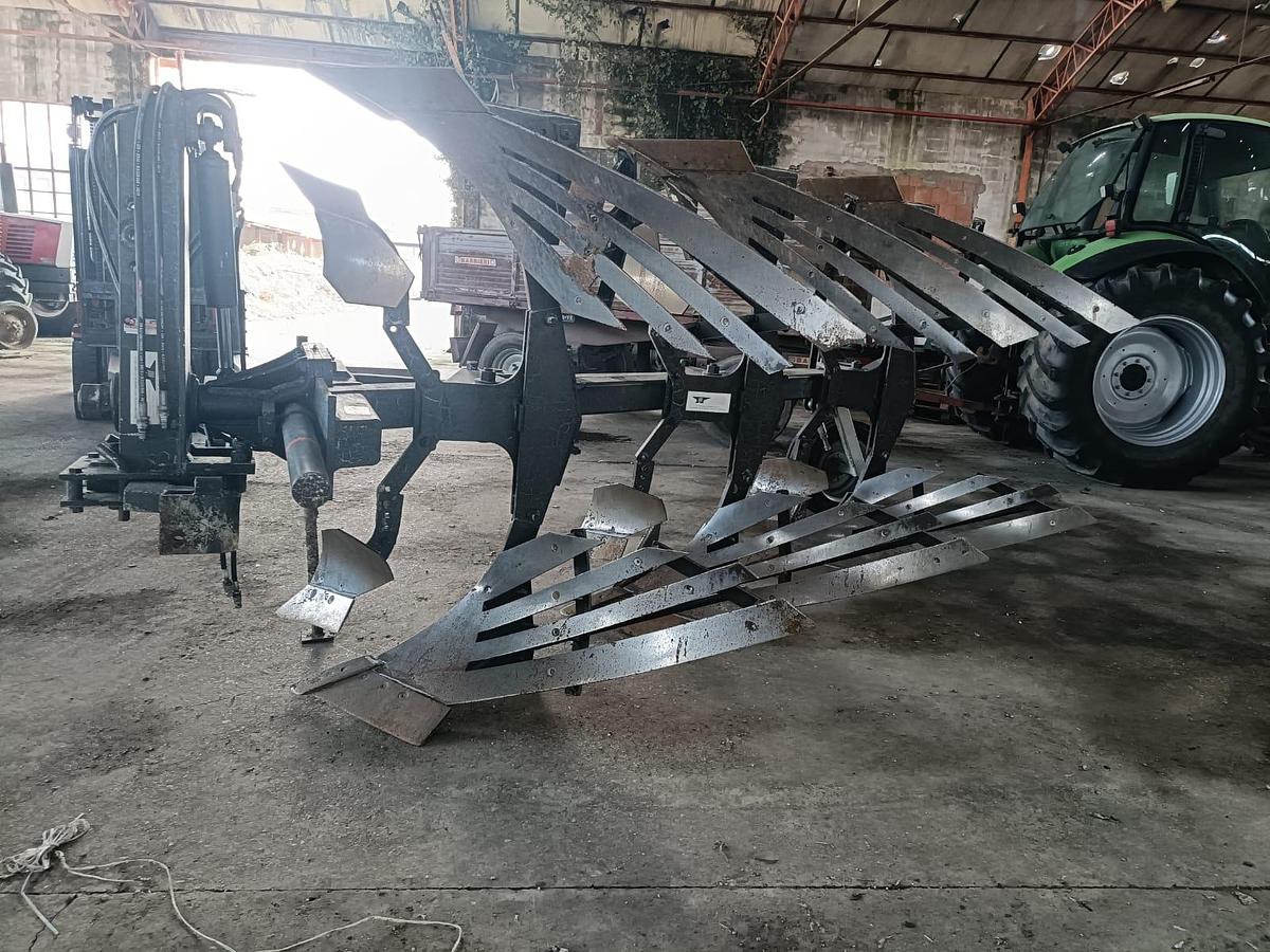 Usato Aratro trivomere con ali a stecche- tutto idraulico- variabile