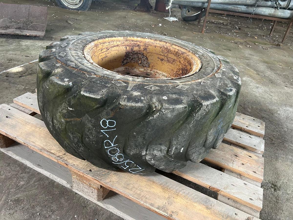 Usato Gomme varie per trattore agricolo o rimorchio (3)