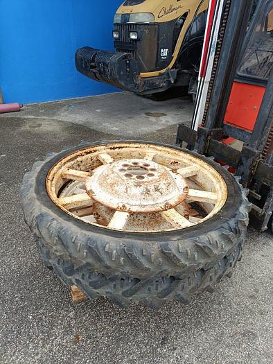 Usato Gomme varie per trattore agricolo o rimorchio (1)