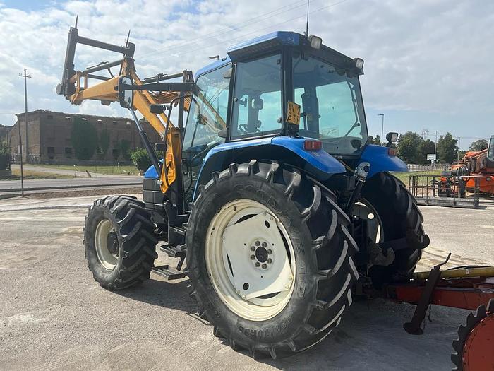 Usato New Holland TS 100 anno 2004 ore 6200 con caricatore