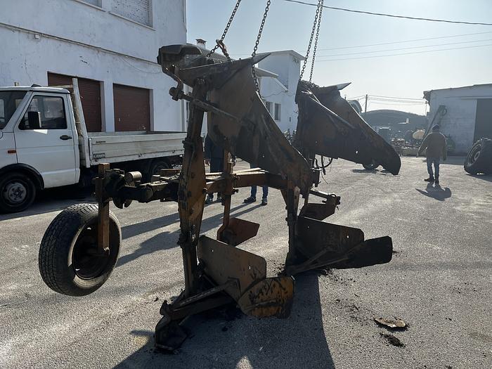 Usato Aratro Bivomere Moro pistone antirbalt. idraulico