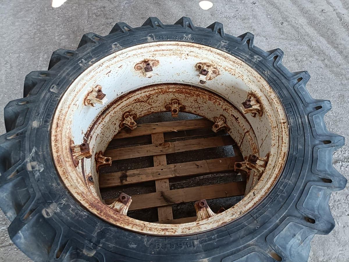 Usato Gomme varie per trattore agricolo o rimorchio (3)
