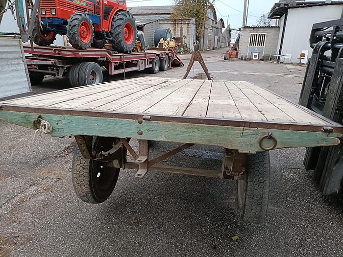 Usato Rimorchietto a 2 assi con pianale in legno