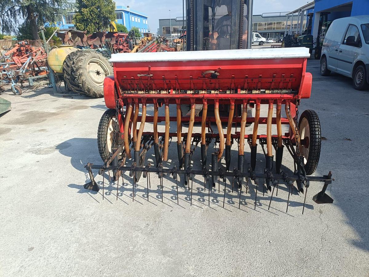 Usato Seminatrice da grano o semi piccoli- marca Carraro- da 2 metri