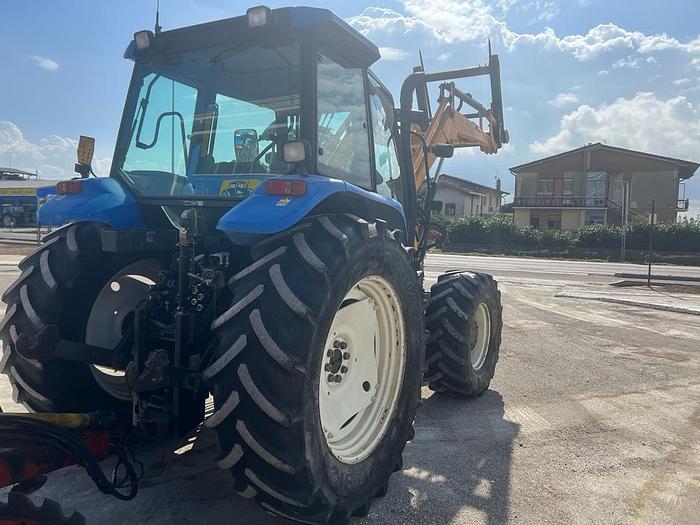 Usato New Holland TS 100 anno 2004 ore 6200 con caricatore