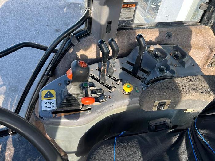 Usato New Holland 8770- CV 190- anno 2001