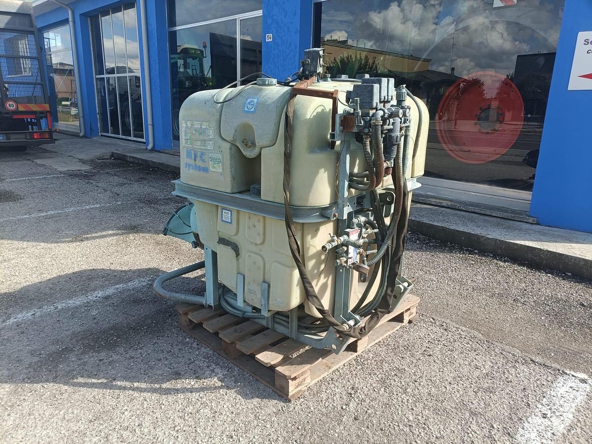 Usato Botte per trattamenti MFC da 650L-per vigneto o frutteto