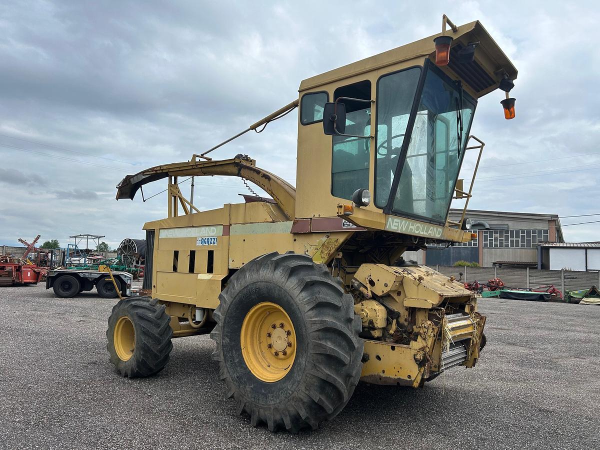 Usato Trincia semovente Ford New Holland 2305 con barra