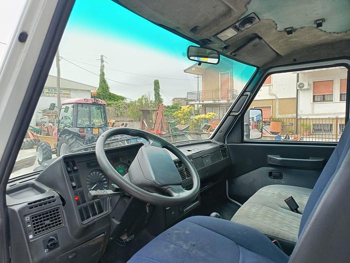 Usato Autocarro Iveco Daily 35 con gru- patente B