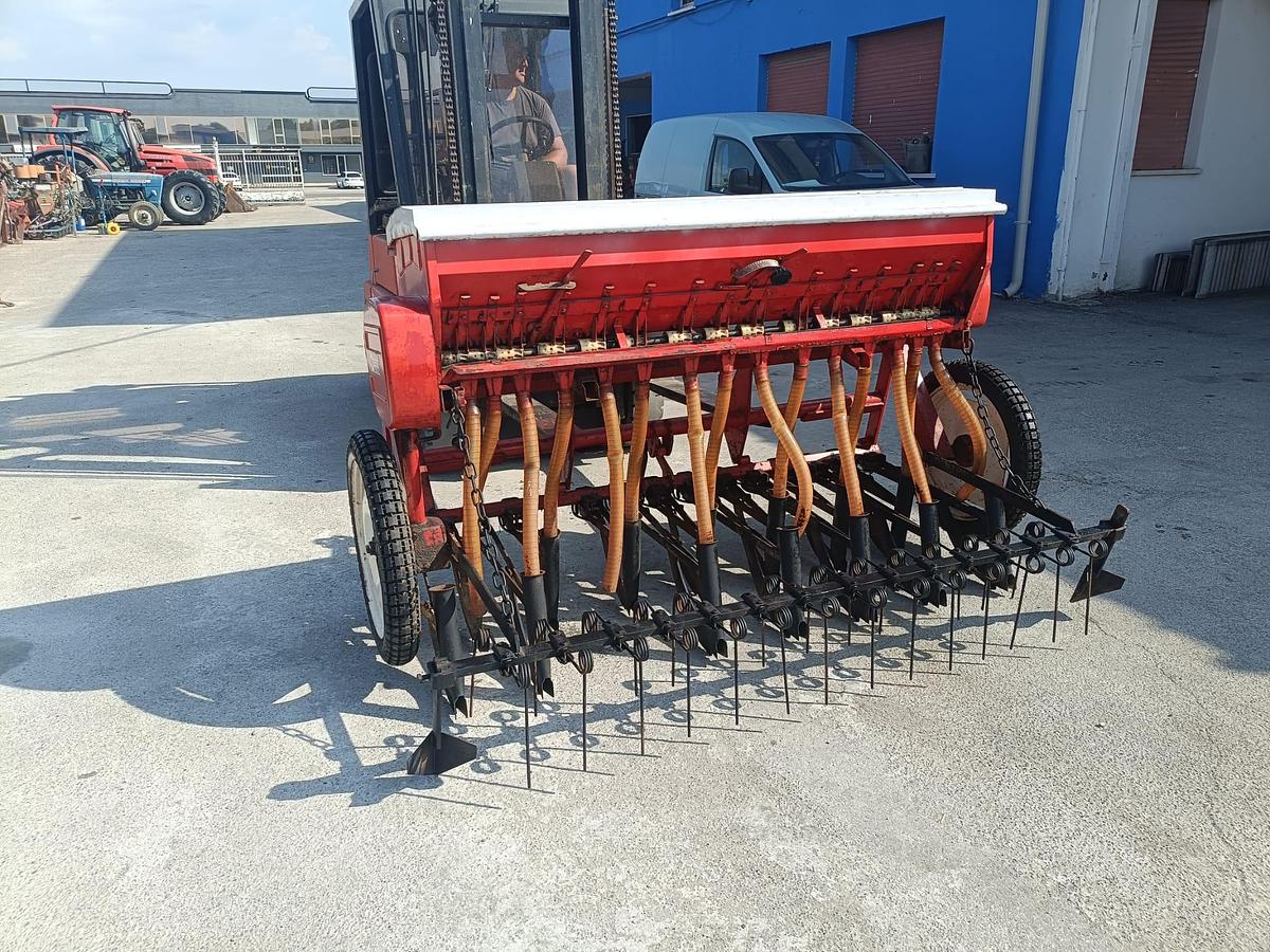 Usato Seminatrice da grano o semi piccoli- marca Carraro- da 2 metri