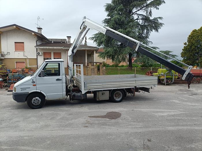 Usato Autocarro Iveco Daily 35 con gru- patente B