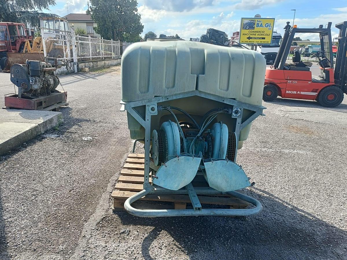 Usato Botte per trattamenti MFC da 650L-per vigneto o frutteto