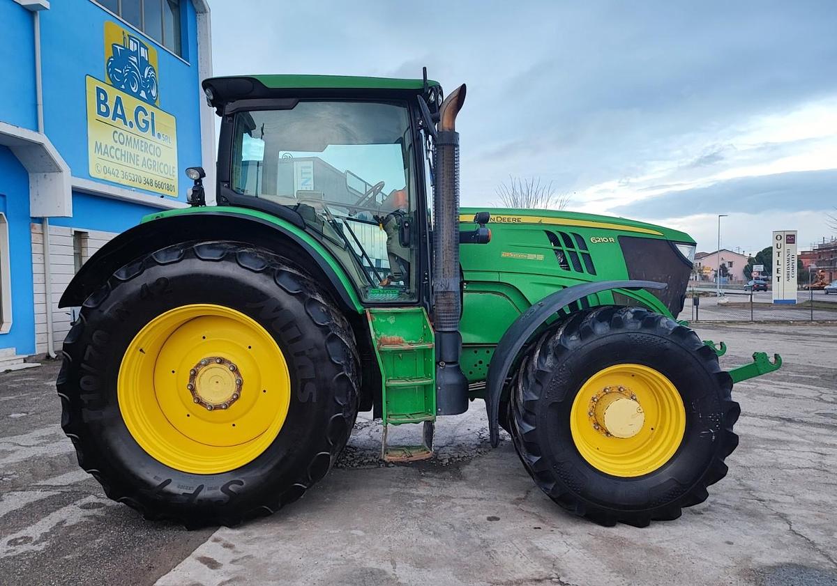 Usato John Deere 6210R-CAMBIO E MOTORE RIFATTO