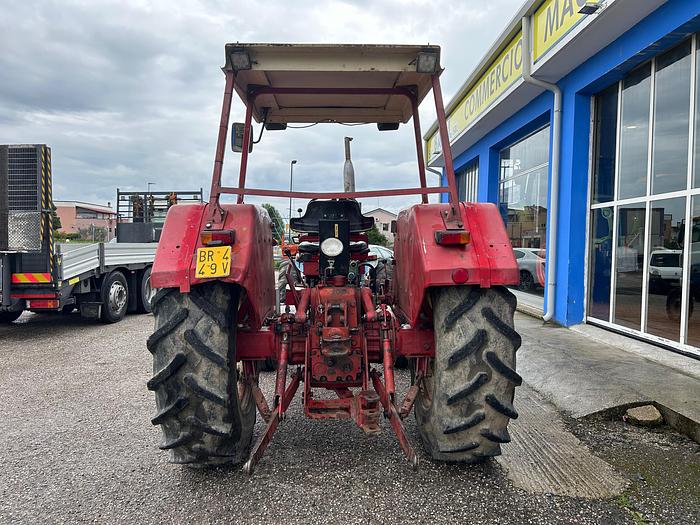 Usato International 844 con tettuccio di protezione