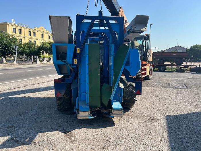 Usato Vendemmiatrice trainata New Holland braud TB 15