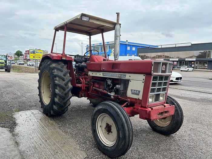 Usato International 844 con tettuccio di protezione
