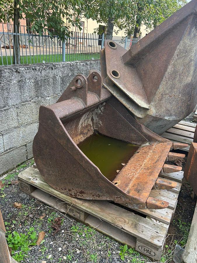 Usato Benne varie per escavatore o terna