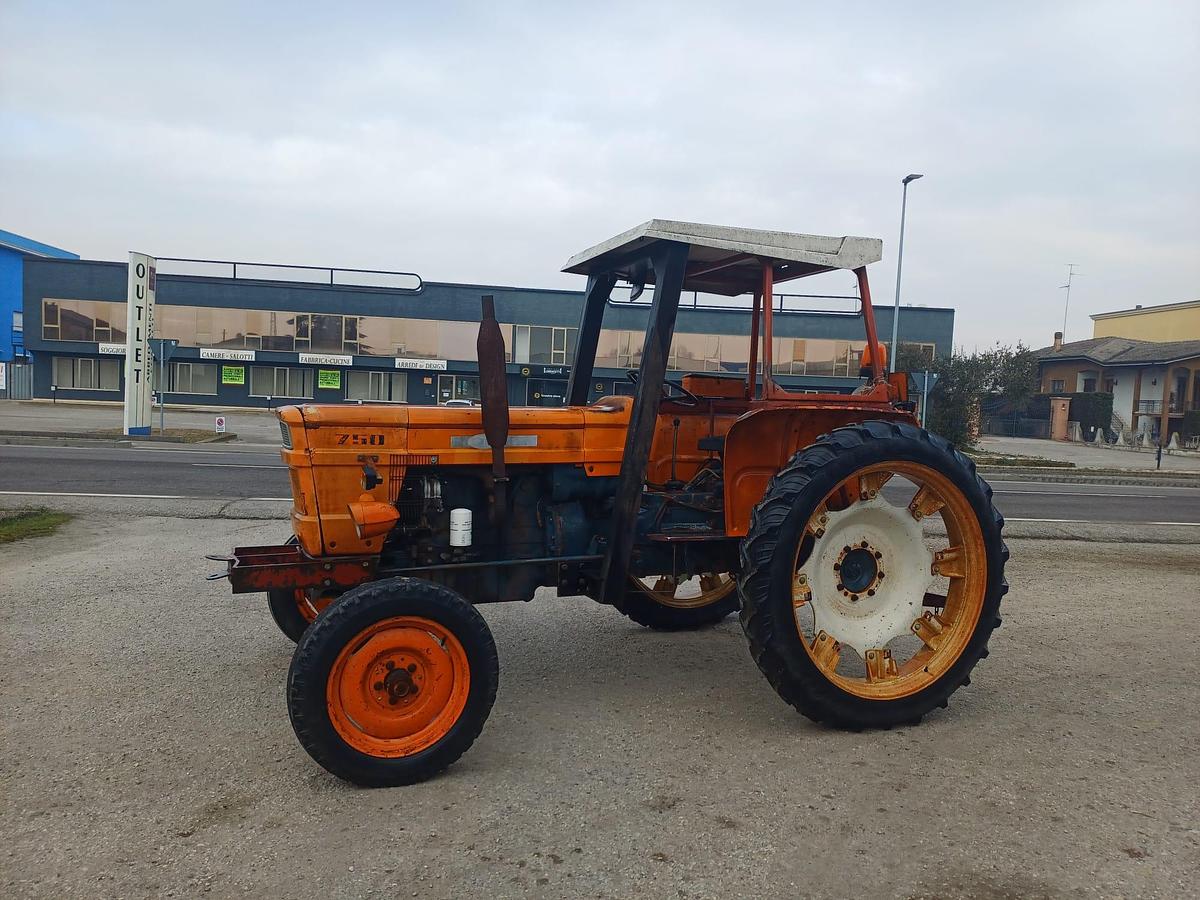 Usato OM 750 con tettuccio di protezione