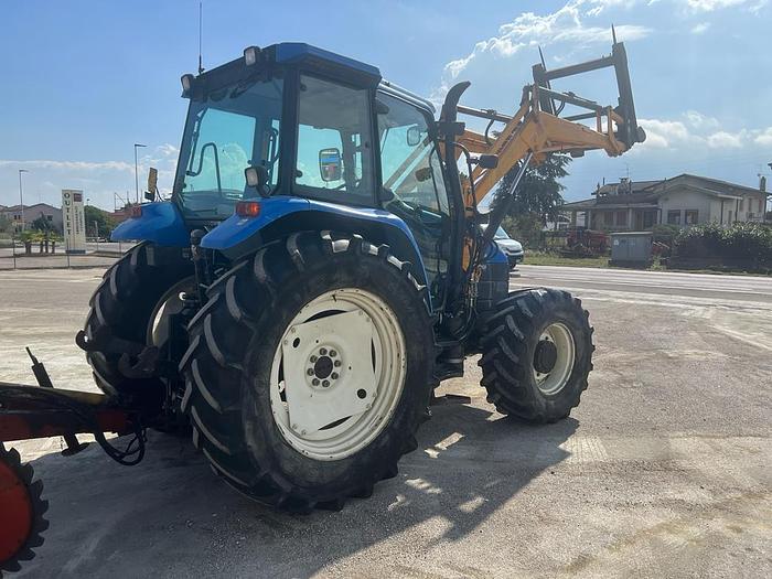 Usato New Holland TS 100 anno 2004 ore 6200 con caricatore