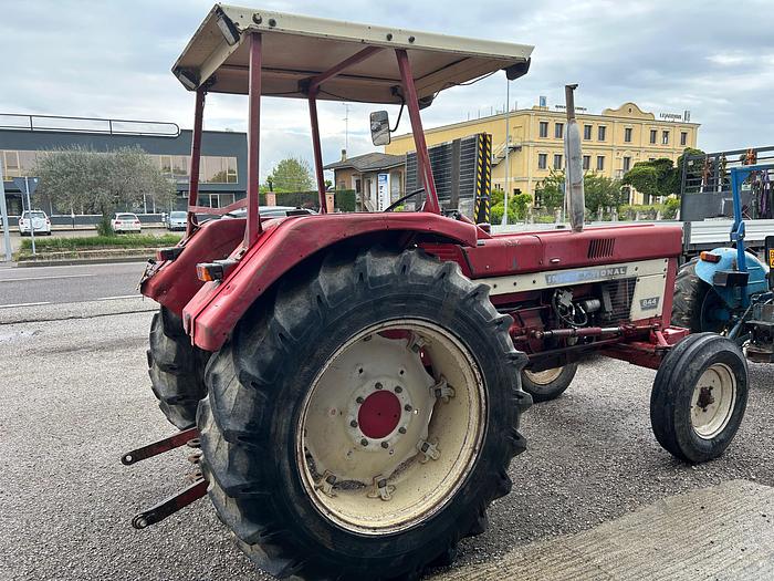 Usato International 844 con tettuccio di protezione