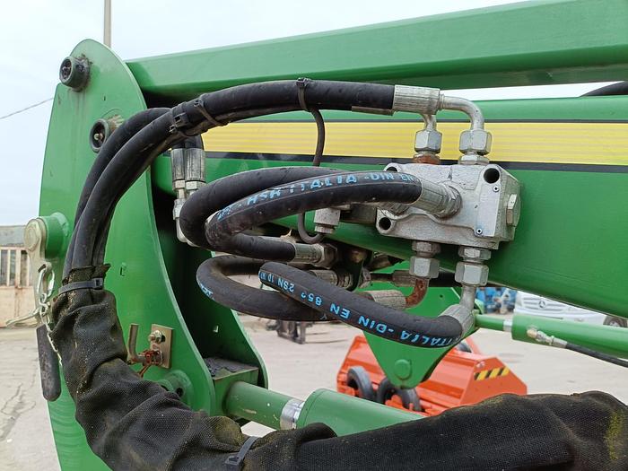 Usato Caricatore John Deere 583 con staffe e joystick