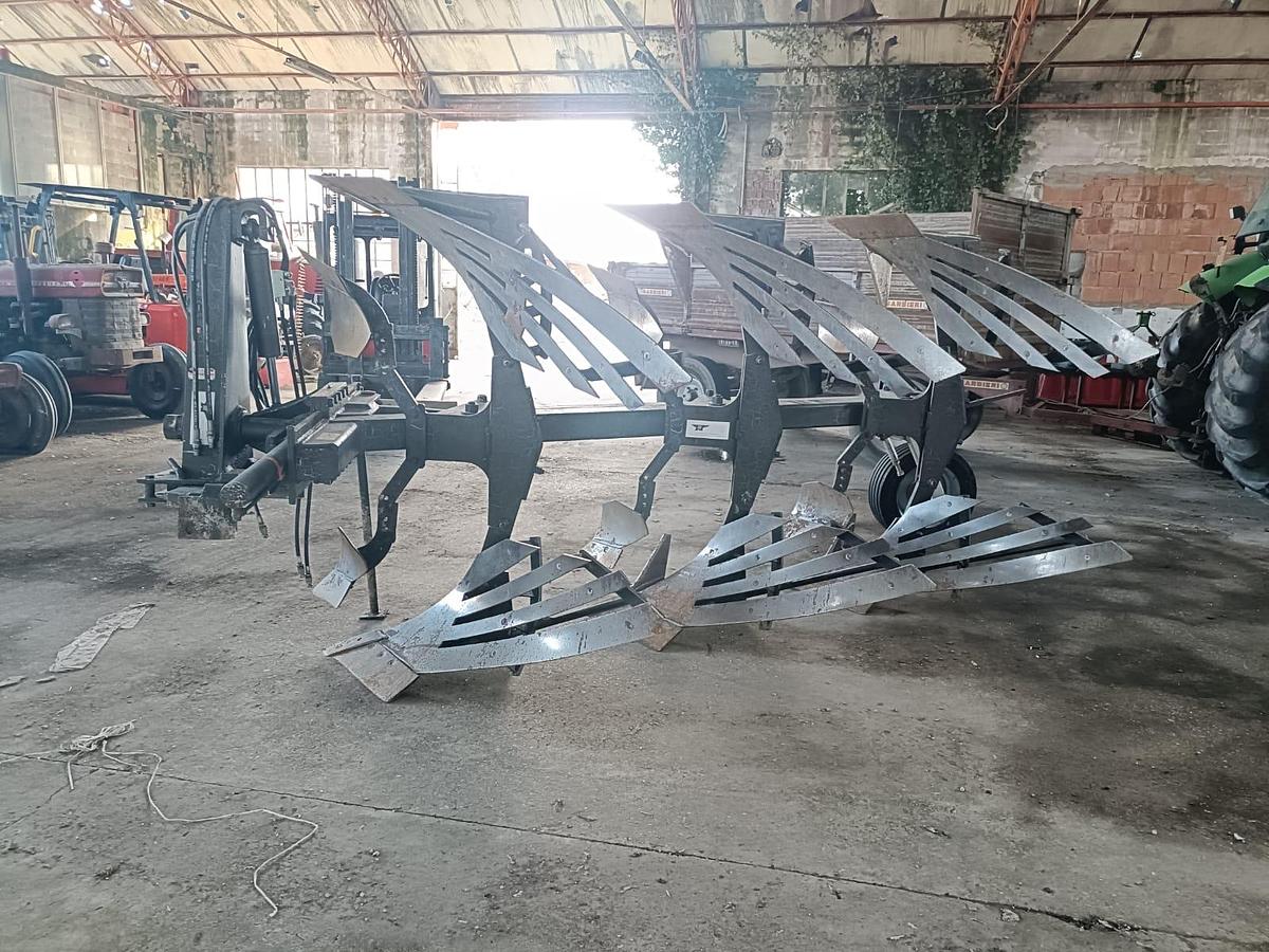 Usato Aratro trivomere con ali a stecche- tutto idraulico- variabile