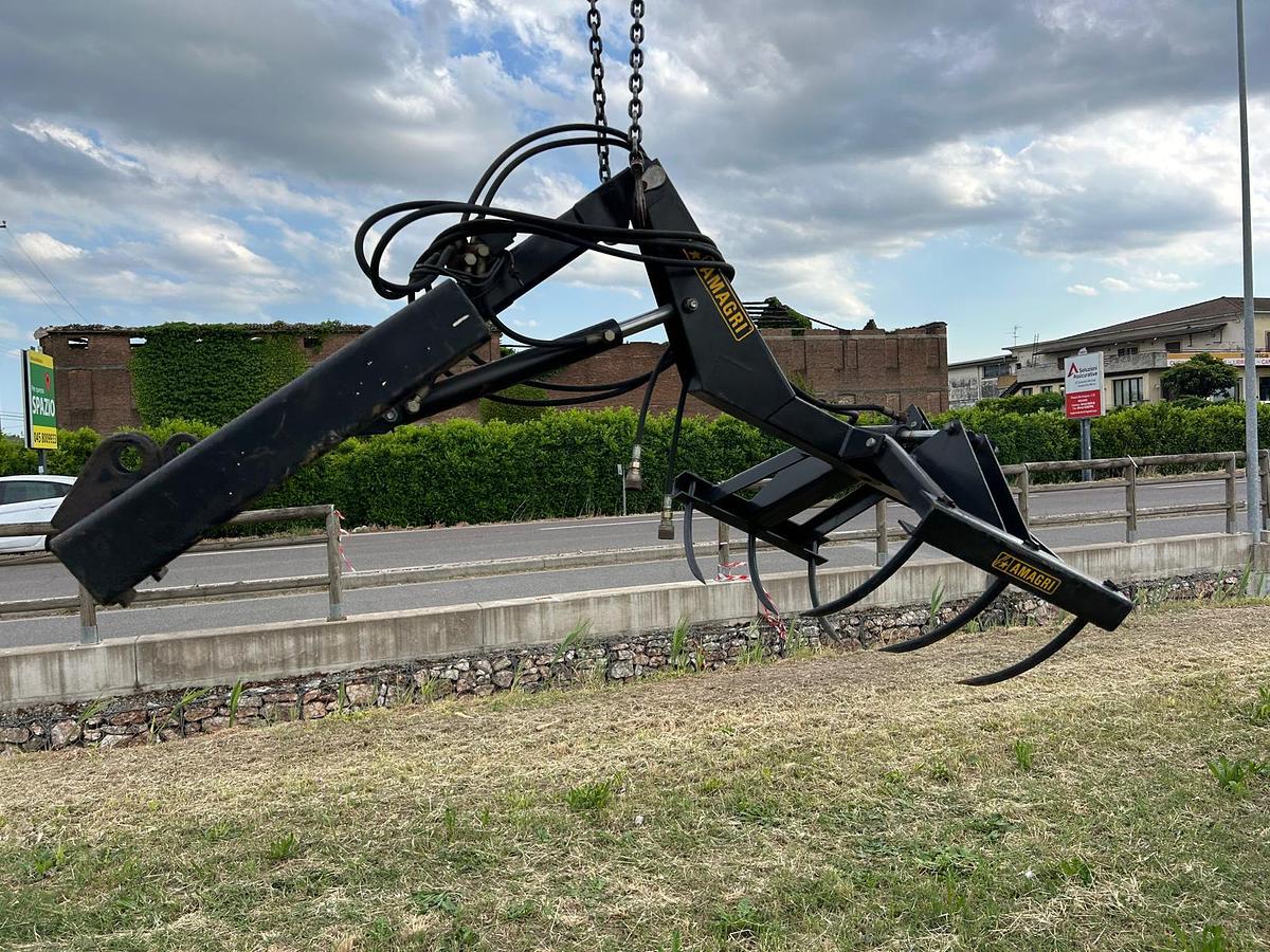 Usato Caricatore posteriore Amagri D3600 idraulico