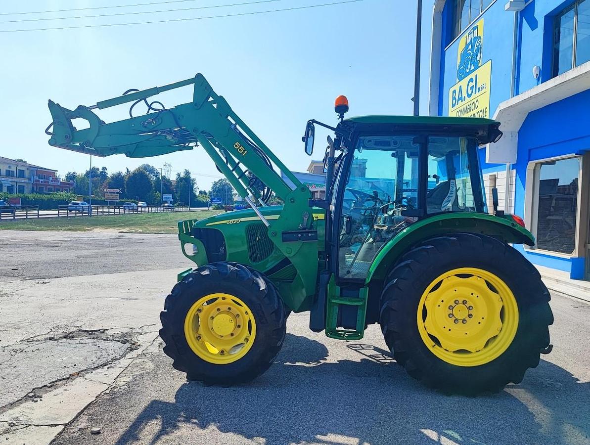 Usato John Deere 5820 caricatore JD 551