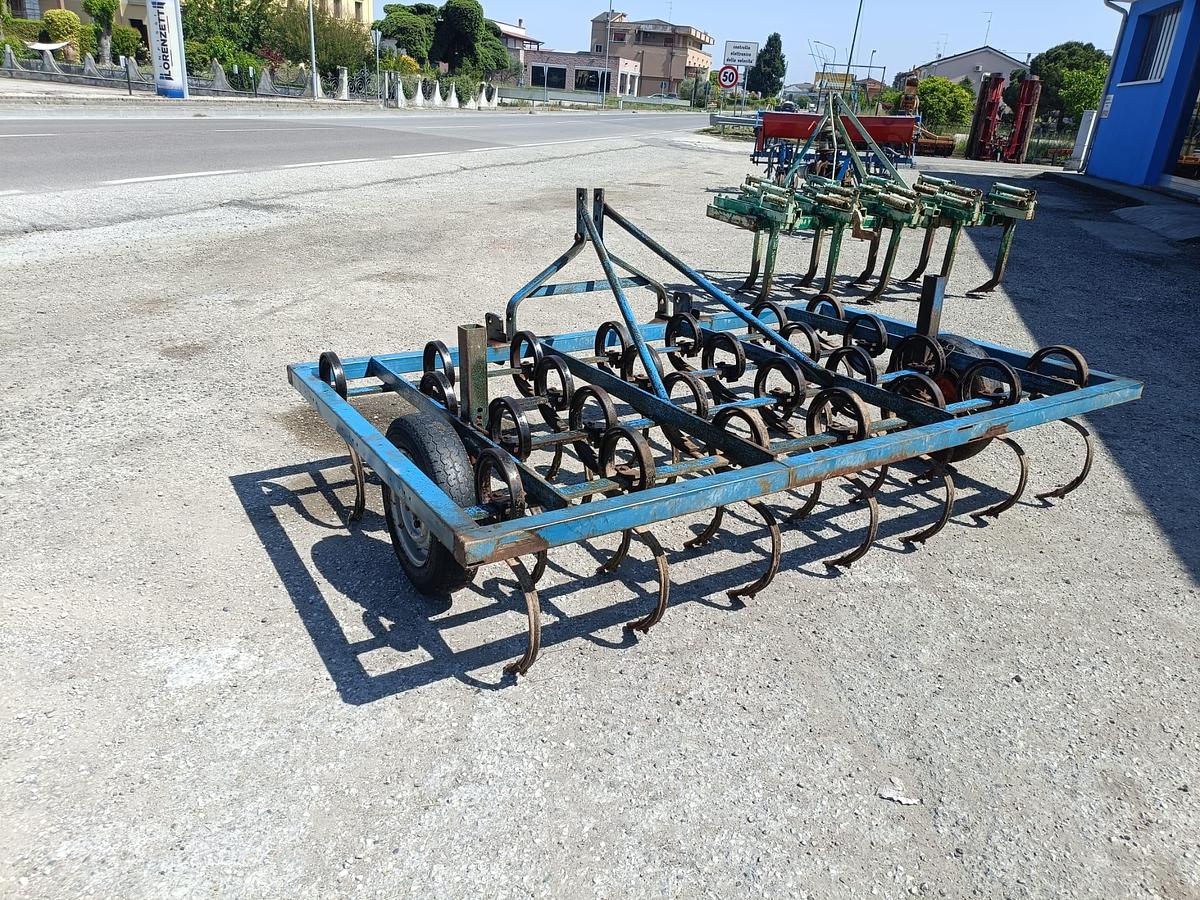 Usato vibrocoltivatore da 2,50 metri con ruote