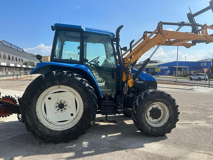 Usato New Holland TS 100 anno 2004 ore 6200 con caricatore