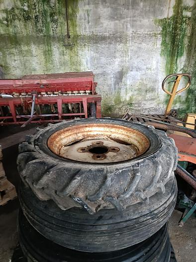 Usato Gomme varie misure per trattore agricolo